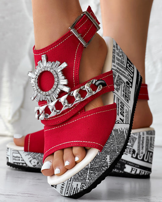Sandalias de cuña con plataforma y tira trasera, con estampado de engranajes y pedrería inspirado en periódicos