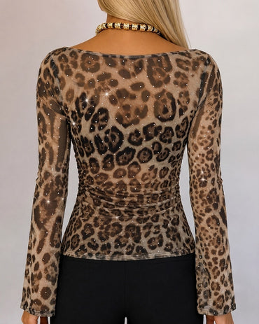 Top ajustado fruncido con manga acampanada y cuello barco de malla con diamantes de imitación y estampado de leopardo para mujer