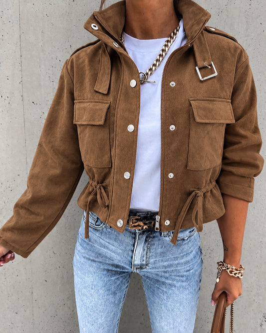 Veste cargo utilitaire courte en daim avec cordon de serrage à la taille et poches à rabat pour femmes