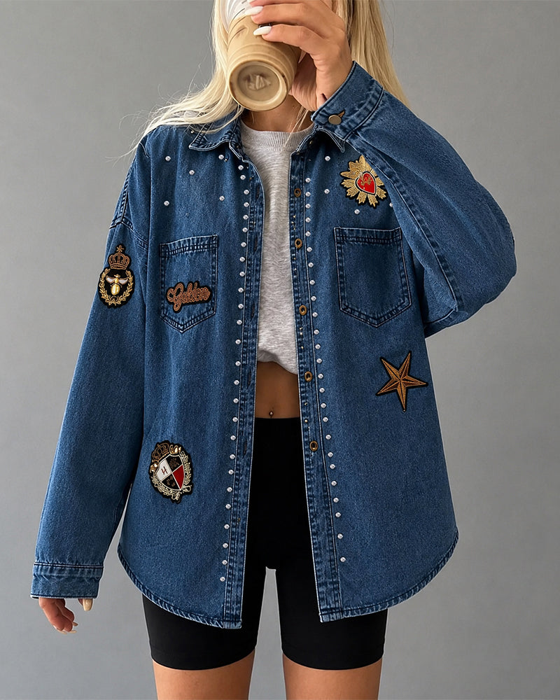 Chaqueta vaquera tipo sobrecamisa para mujer con pedrería, insignia vintage bordada, botones frontales, mangas largas y acabado lavado