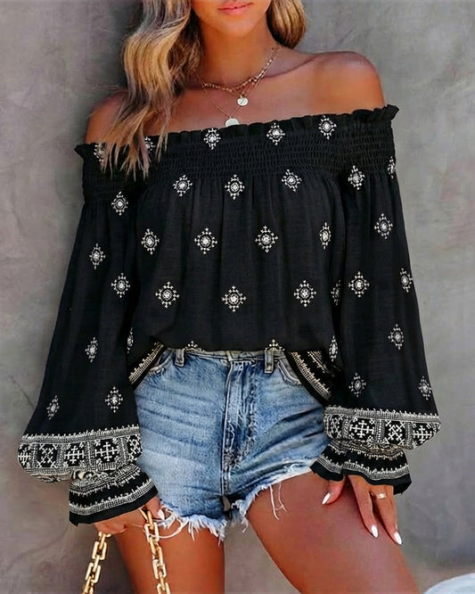 Blusa bohemia casual vintage con estampado tribal localizado, hombros descubiertos fruncidos, puños acampanados y volantes decorativos