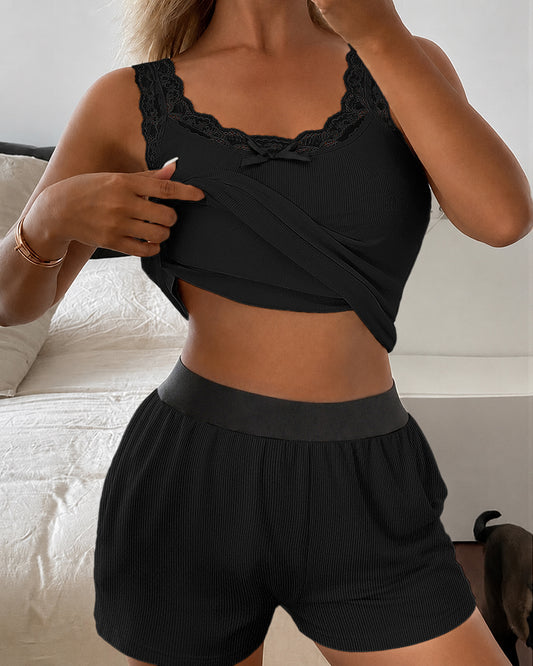 2 Pieces Set Bowknot Decor U-Neck Thick Strap Lace Spliced Built In Bra Tank and Colorblock Elastic Waist Shorts Set Casual Ribbed Set