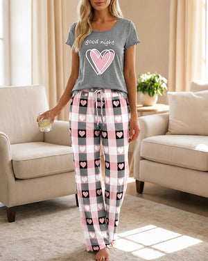 Conjunto de pijama de dos piezas para mujer con bajo de volantes: top de manga corta con eslogan de corazón y pantalones de pierna recta a cuadros, conjunto informal para estar en casa