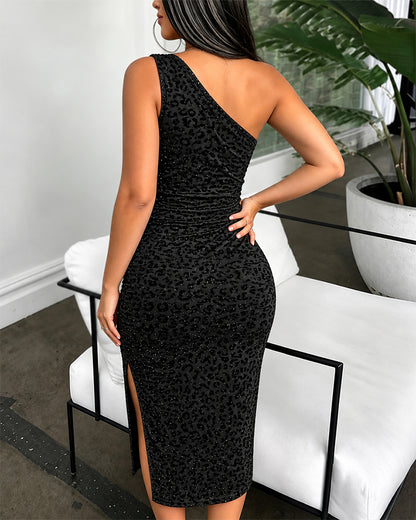 Figurbetontes Damen-Midikleid mit einer freien Schulter, glitzerndem beflocktem Leopardenmuster, Raffung und Schlitz für Partys