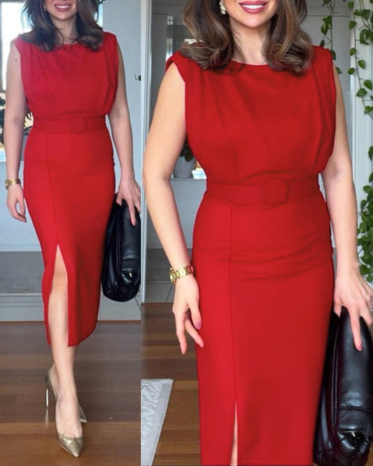 Ärmelloses, gerafftes Schlitzkleid mit Rundhalsausschnitt und geraffter Taille