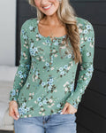 Top de canalé para mujer con estampado de flores pequeñas, cuello henley y manga larga
