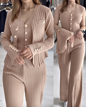 Conjunto de 3 piezas: abrigo tejido de manga larga con cuello en V y detalle de botones metálicos, top de tirantes y pantalones largos informales de punto