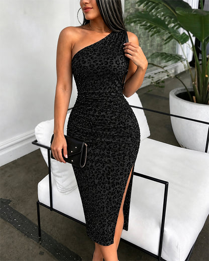 Figurbetontes Damen-Midikleid mit einer freien Schulter, glitzerndem beflocktem Leopardenmuster, Raffung und Schlitz für Partys