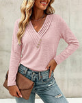 Camiseta plisada de manga larga y cuello en V para mujer, con botones decorativos; top informal para llevar a capas