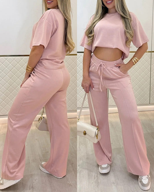 Conjunto casual de dos piezas con top de manga corta, cuello redondo y abertura lateral, y pantalones de pierna ancha con cordón, cintura elástica y costura delantera
