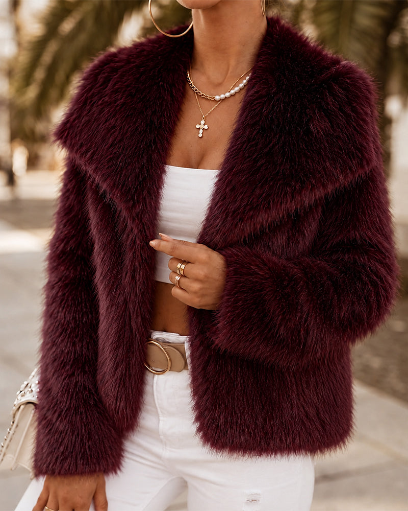 Manteau court femme en fausse fourrure duveteuse à larges revers