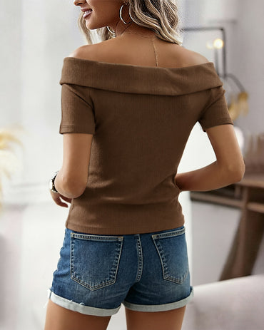 Top de punto acanalado para mujer, con escote vuelto y hombros descubiertos, manga corta, corte ajustado y detalle de botón dorado