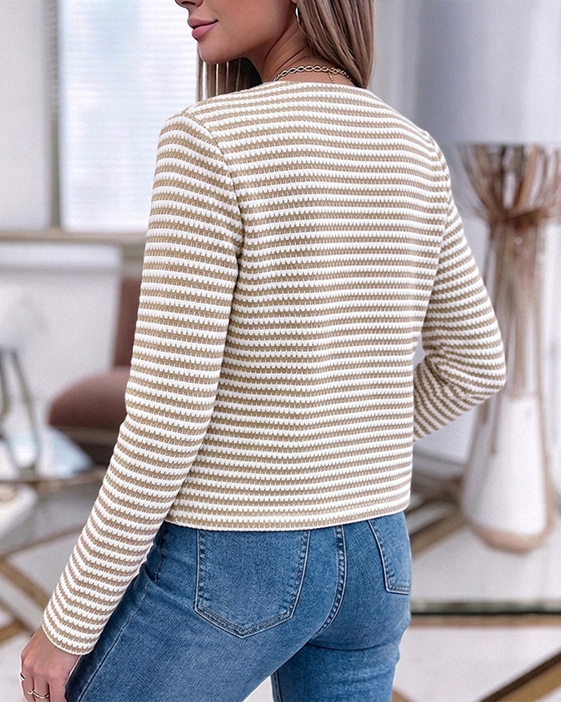 Kurze gestreifte Damen-Jacke mit Rundhalsausschnitt und goldenen Knöpfen