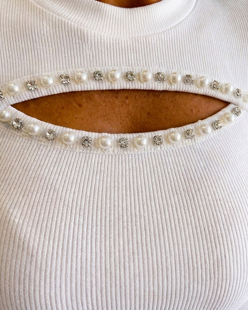 Figurbetontes geripptes Damentop mit Rundhalsausschnitt, kurzen Ärmeln, vorderem Cut-out, Kunstperlen und Strass