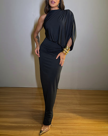 Robe maxi femme froncée à col montant et encolure dos-nu, avec une manche chauve-souris asymétrique
