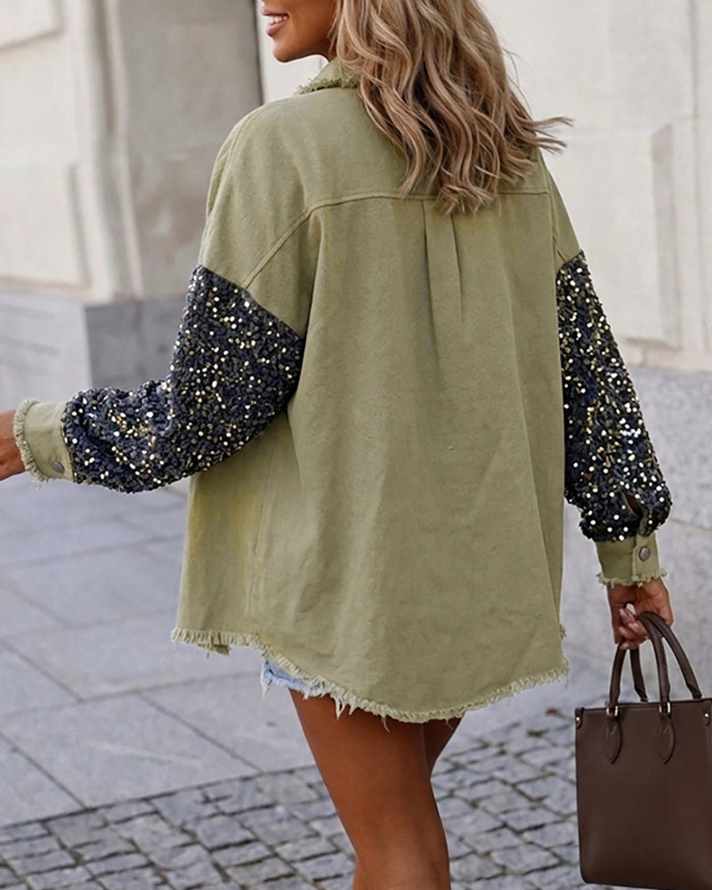 Chaqueta vaquera de mujer con lentejuelas y patchwork, bajo sin rematar, botones frontales, mangas largas, estilo sobrecamisa y bolsillos