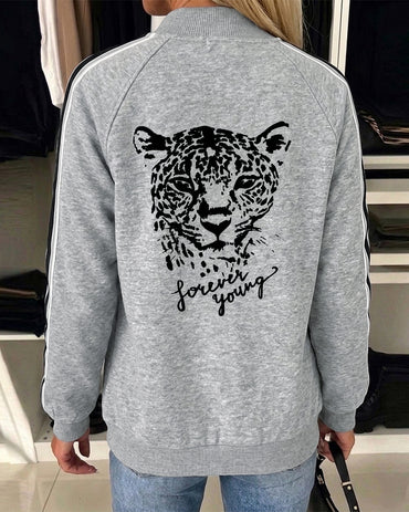 Damenjacke mit Leopardenmuster und Kontraststreifen und Druckknöpfen vorne und Baseballkragen