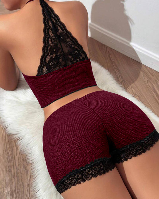 Conjunto de 2 piezas: top de tirantes con bloques de color, espalda descubierta de encaje en contraste, y shorts informales de punto waffle