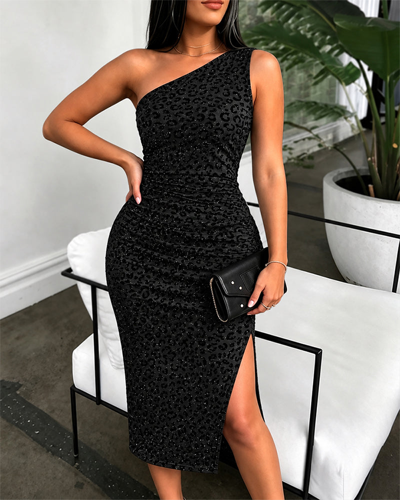 Figurbetontes Damen-Midikleid mit einer freien Schulter, glitzerndem beflocktem Leopardenmuster, Raffung und Schlitz für Partys