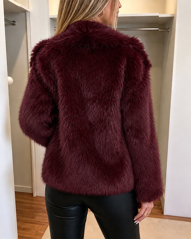 Manteau court femme en fausse fourrure duveteuse à larges revers