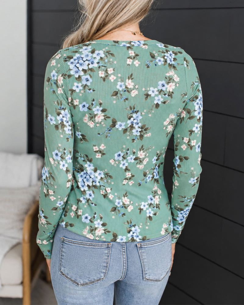 Top de canalé para mujer con estampado de flores pequeñas, cuello henley y manga larga