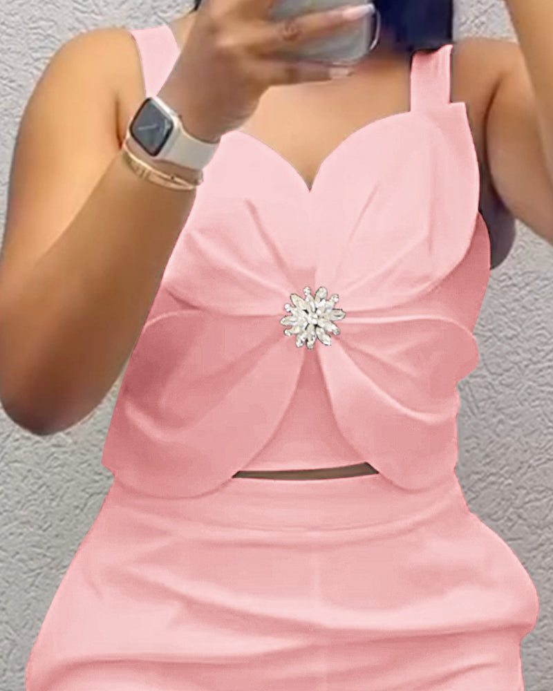 2 Pieces Outfit 3D Flower Decor Sweetheart Neck Thick Straps Shirred Back Crop Top and Casual Elastic Back Waist Shorts Set