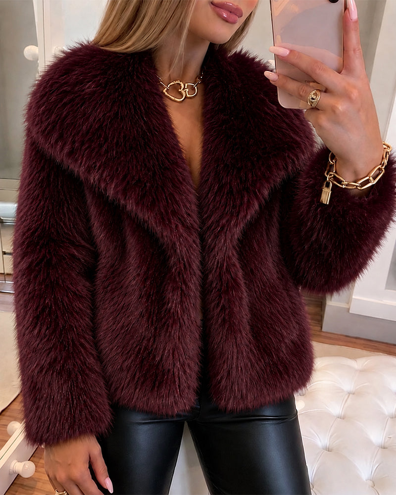 Manteau court femme en fausse fourrure duveteuse à larges revers