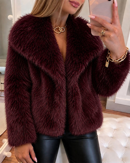 Manteau court femme en fausse fourrure duveteuse à larges revers