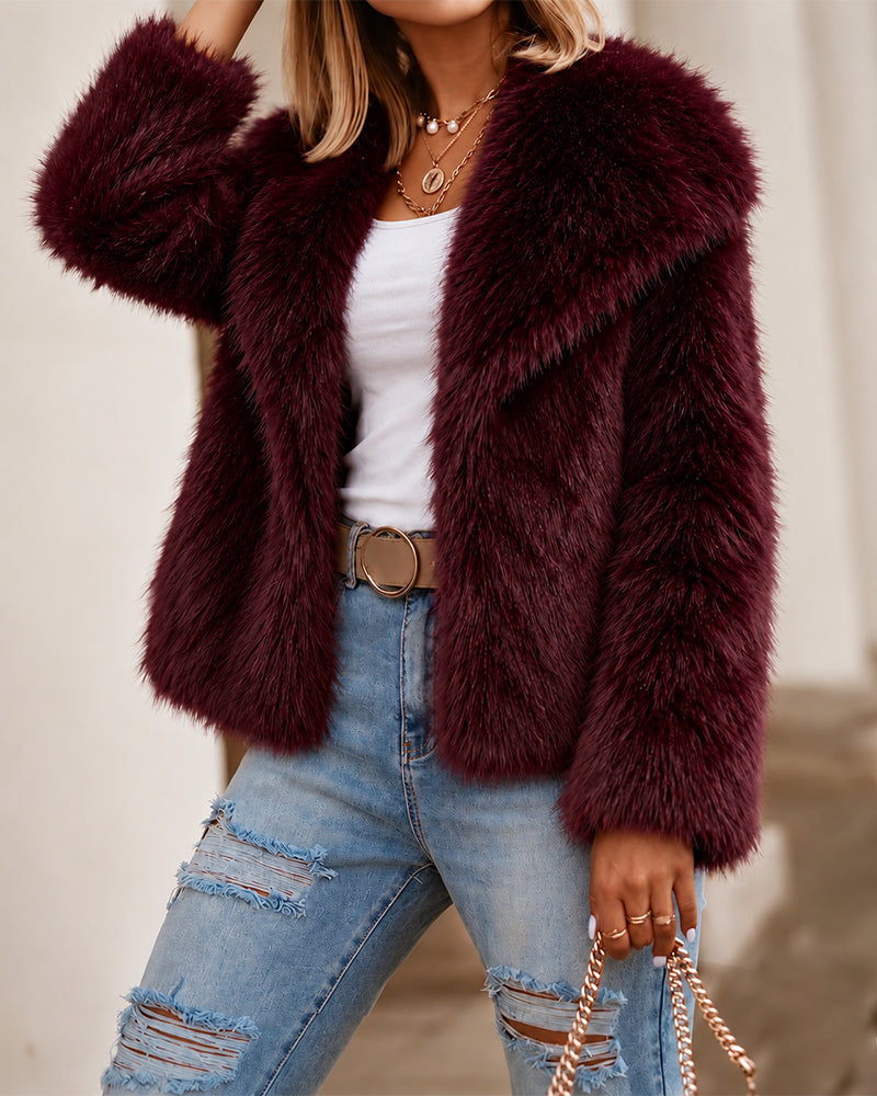 Manteau court femme en fausse fourrure duveteuse à larges revers