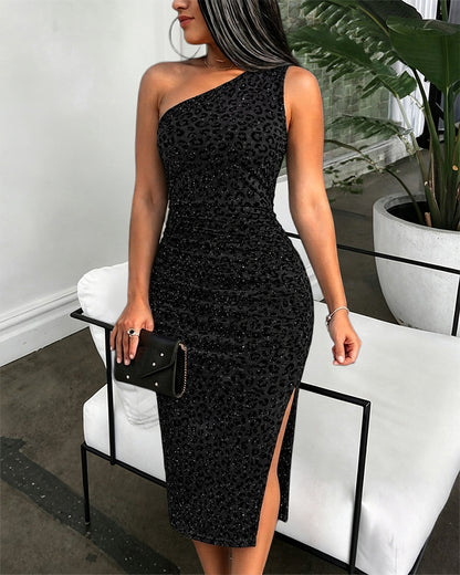 Figurbetontes Damen-Midikleid mit einer freien Schulter, glitzerndem beflocktem Leopardenmuster, Raffung und Schlitz für Partys