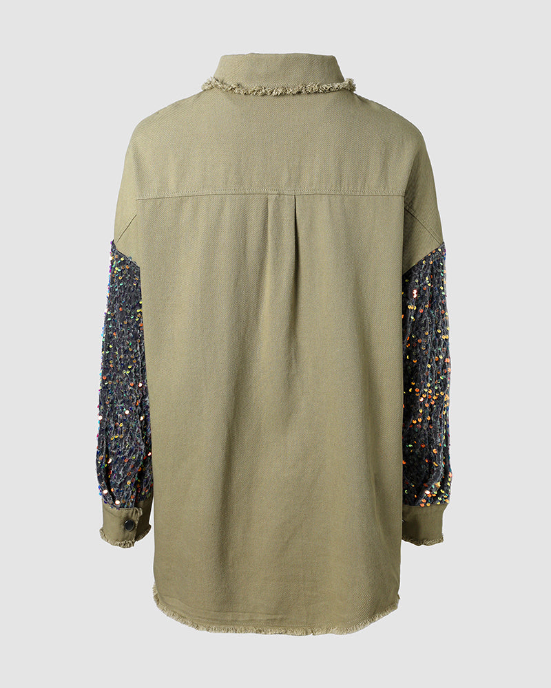 Chaqueta vaquera de mujer con lentejuelas y patchwork, bajo sin rematar, botones frontales, mangas largas, estilo sobrecamisa y bolsillos