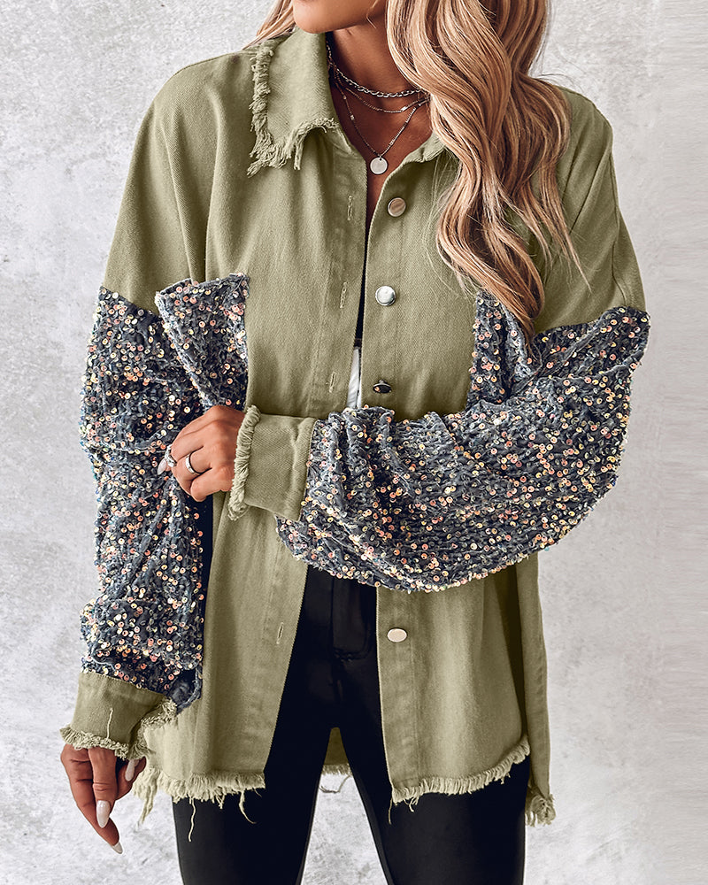 Chaqueta vaquera de mujer con lentejuelas y patchwork, bajo sin rematar, botones frontales, mangas largas, estilo sobrecamisa y bolsillos