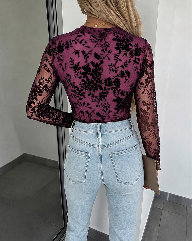 Top de malla con flores aterciopeladas para mujer, camiseta transparente de manga larga y cuello redondo, forrada, de corte entallado, para llevar debajo de otras prendas, con aberturas para los pulgares