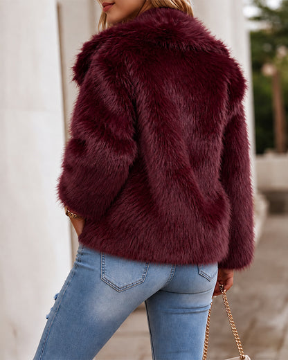 Manteau court femme en fausse fourrure duveteuse à larges revers