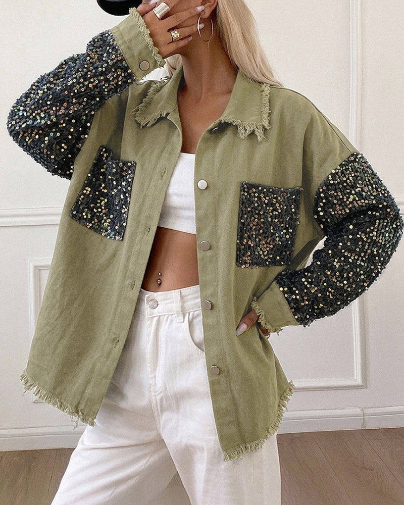 Chaqueta vaquera de mujer con lentejuelas y patchwork, bajo sin rematar, botones frontales, mangas largas, estilo sobrecamisa y bolsillos