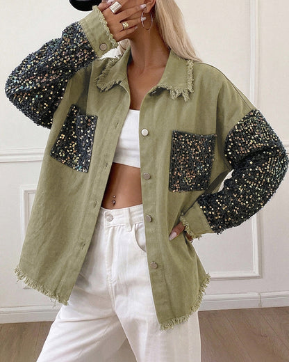 Chaqueta vaquera de mujer con lentejuelas y patchwork, bajo sin rematar, botones frontales, mangas largas, estilo sobrecamisa y bolsillos
