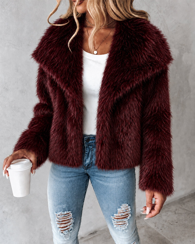 Manteau court femme en fausse fourrure duveteuse à larges revers