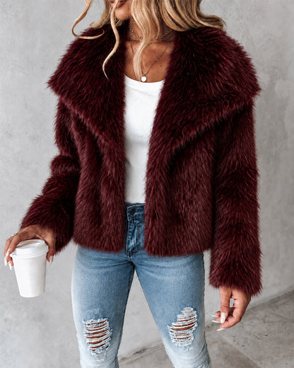 Manteau court femme en fausse fourrure duveteuse à larges revers