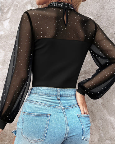 Camiseta de malla transparente con cuello alto, mangas globo, detalles de pedrería, paneles y espalda calada, de corte ajustado