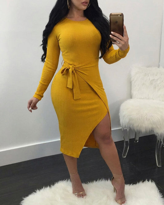 Lässiges Kleid mit Rundhalsausschnitt und gebundenem Detail und asymmetrischem Saum