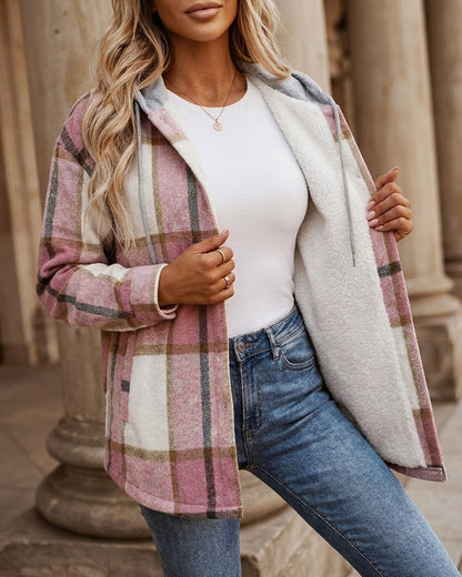 Abrigo tipo sudadera con capucha, bolsillos, cordón y forro térmico, con estampado de cuadros, mangas largas y botones delanteros; abrigo camisero casual