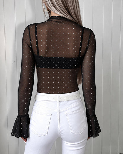 Top de malla transparente con pedrería para mujer, cuello alto simulado, mangas largas, bajo con volantes y puños acampanados; blusa brillante ajustada para salir de fiesta
