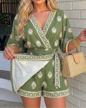 Mono corto bohemio de mujer con estampado vintage, escote en V, diseño cruzado con nudo lateral, media manga, falda-pantalón para la playa y las vacaciones de verano