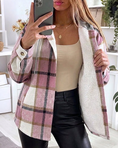 Abrigo tipo sudadera con capucha, bolsillos, cordón y forro térmico, con estampado de cuadros, mangas largas y botones delanteros; abrigo camisero casual