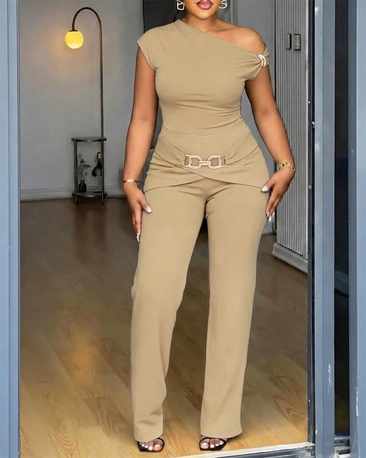 Conjunto de 2 piezas para mujer CHICME: top de corte entallado con escote asimétrico y pantalones acampanados con cintura elástica y detalle metálico