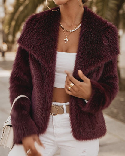 Manteau court femme en fausse fourrure duveteuse à larges revers