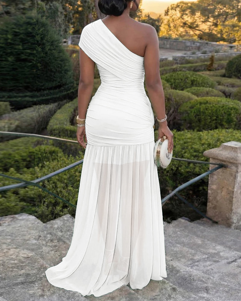 Vestido largo de malla fruncida de un solo hombro para mujer de CHICME, hebilla dorada, abertura alta y corte ceñido, vestido de noche