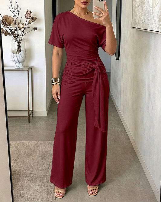 2-teiliges Damen-Outfit mit Schräghalsausschnitt, gerafftem, kurzärmligem Oberteil und hoch taillierter Hose mit weitem Bein, Lounge-Set